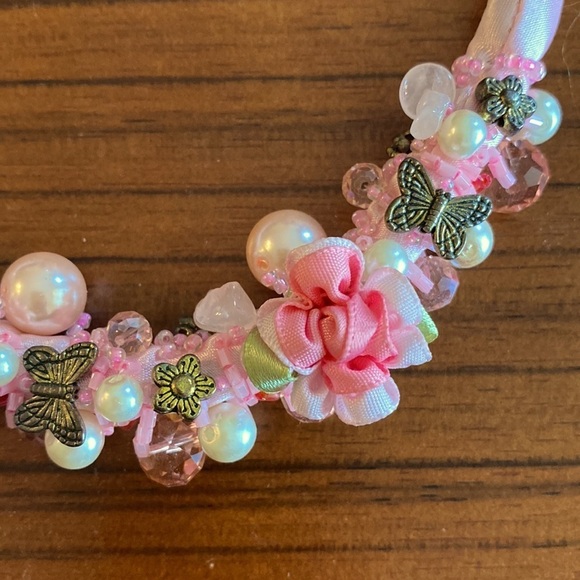 ✅Vintage  pink garden necklace. Sateen wrapped around. Antique brass plated. - Picture 2 of 2